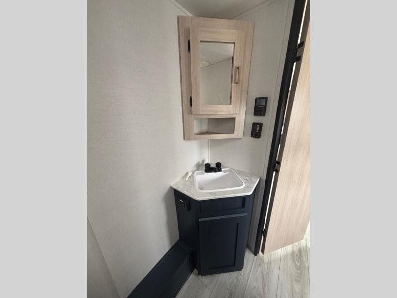 2025 Prime Time RV 2025 Prime Time RV Avenger - thumbnail 2