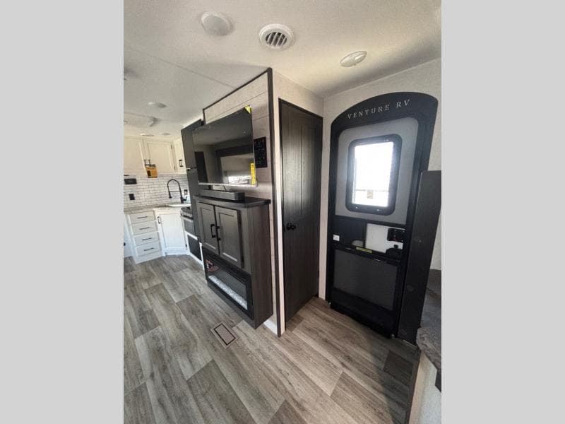 2025 Venture RV 2025 Venture RV SportTrek - thumbnail 2