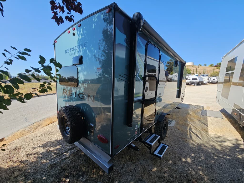 2026 Keystone RV 2026 Keystone RV Reign - thumbnail 2