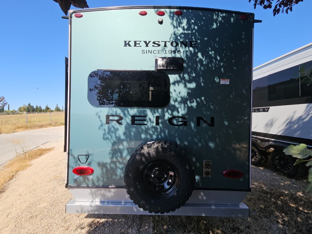 2026 Keystone RV 2026 Keystone RV Reign - thumbnail 3