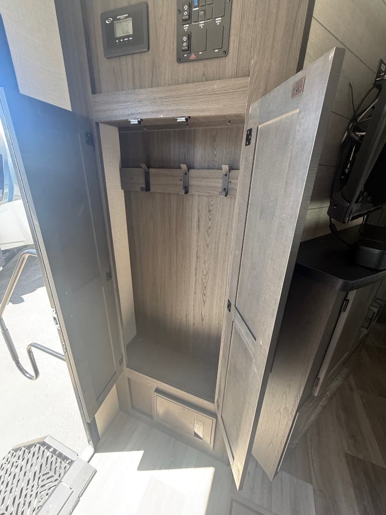 2026 Venture RV 2026 Venture RV SportTrek - thumbnail 9