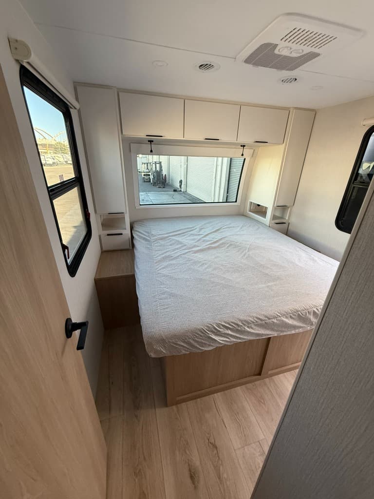 2026 Winnebago 2026 Winnebago Thrive - thumbnail 14