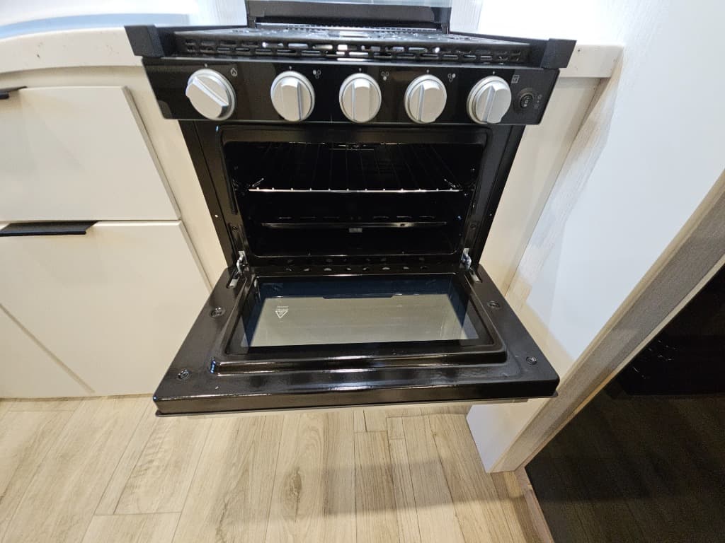 2026 Winnebago 2026 Winnebago Thrive - thumbnail 21