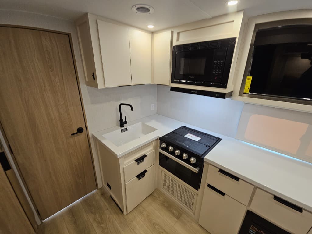 2026 Winnebago 2026 Winnebago Thrive - thumbnail 35