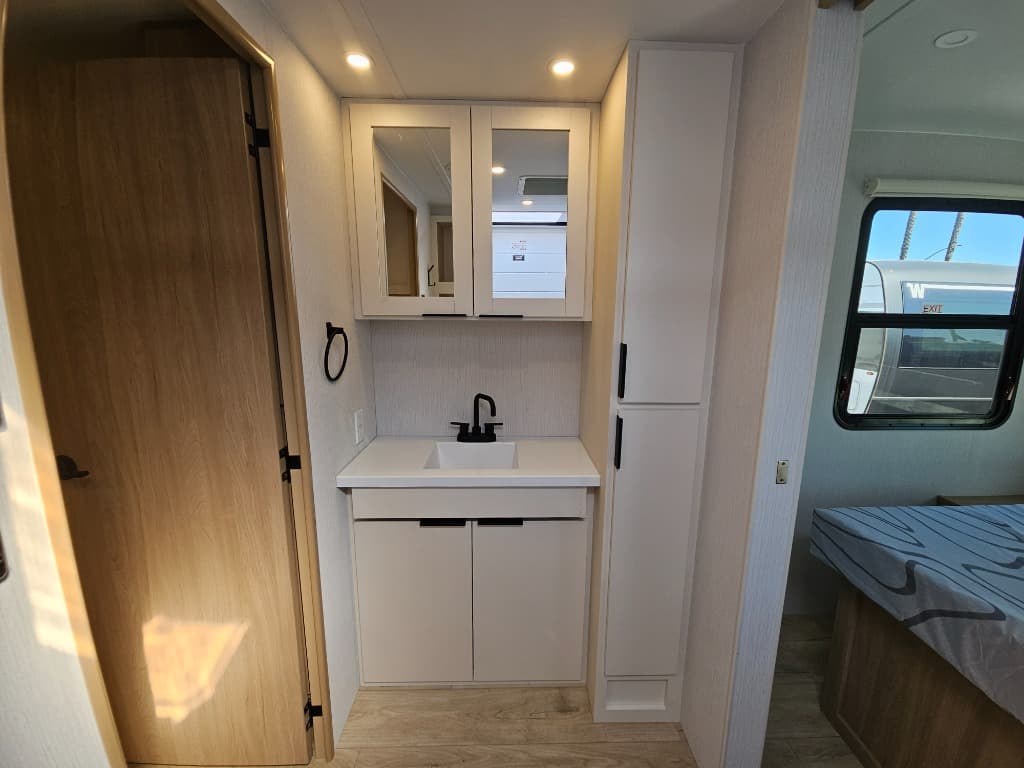 2026 Winnebago 2026 Winnebago Thrive - thumbnail 47