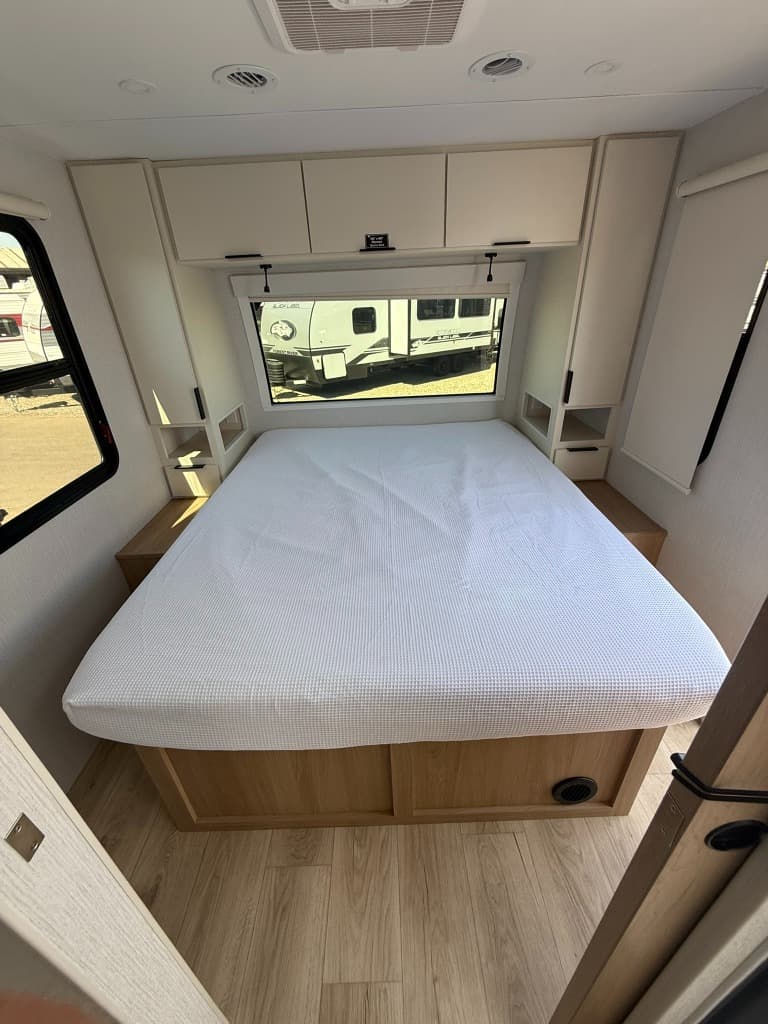 2026 Winnebago 2026 Winnebago Thrive - thumbnail 6