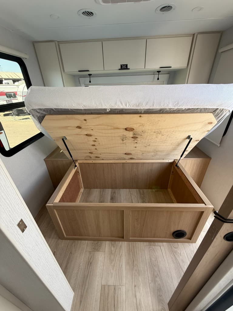 2026 Winnebago 2026 Winnebago Thrive - thumbnail 7