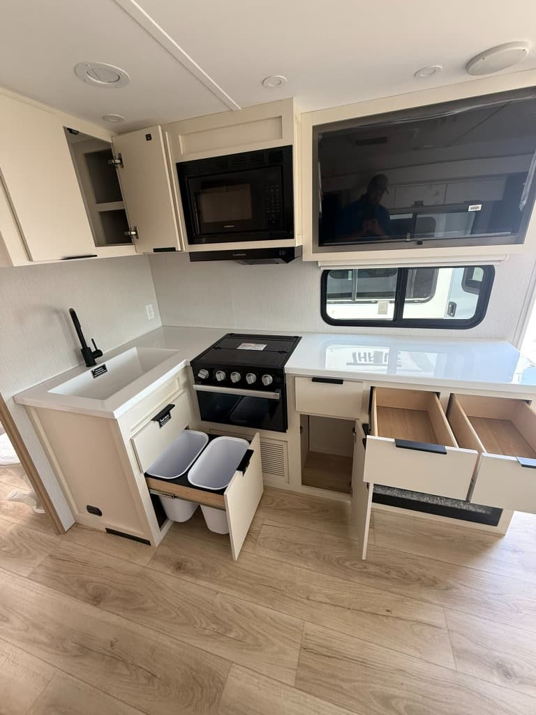 2026 Winnebago 2026 Winnebago Thrive - thumbnail 9