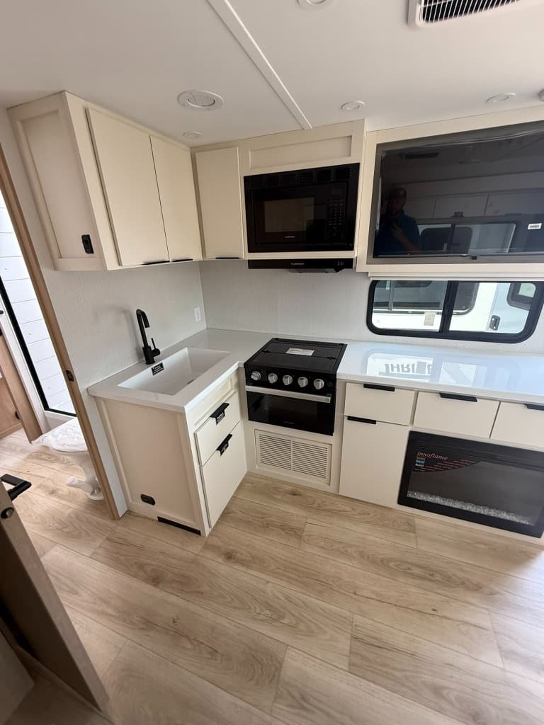 2026 Winnebago 2026 Winnebago Thrive - thumbnail 14