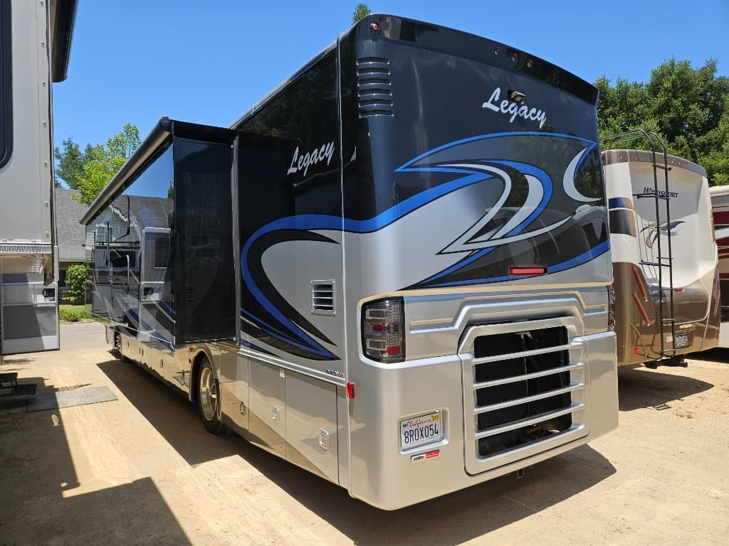 2019 Forest River 2019 Forest River Legacy SR - thumbnail 3