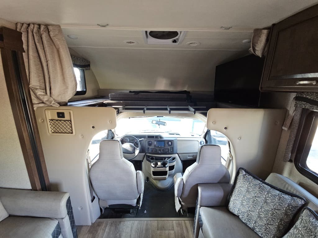 2019 Thor Motor Coach 2019 Thor Motor Coach Outlaw - thumbnail 6