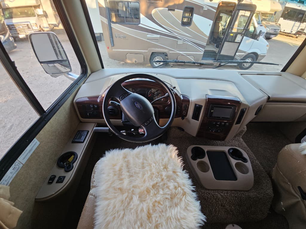 2014 Thor Motor Coach 2014 Thor Motor Coach Hurricane - thumbnail 33