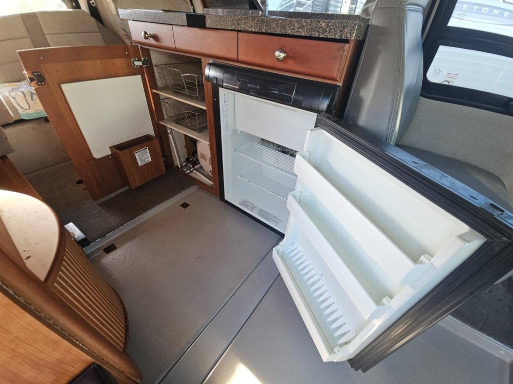 2010 Roadtrek 2010 Roadtrek Versatile - thumbnail 14